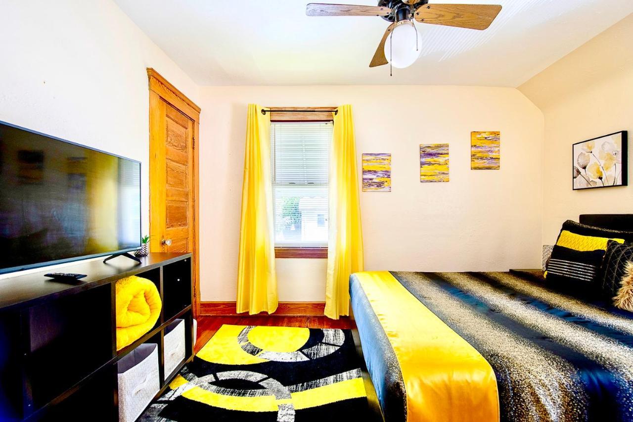 קליבלנד The Amber Retreat - Brooklyn Centre Comfort - Charming Space For Families, Couples & Business Travelers Near Downtown - With 300Mb Wifi, Parking & Self Check-In מראה חיצוני תמונה