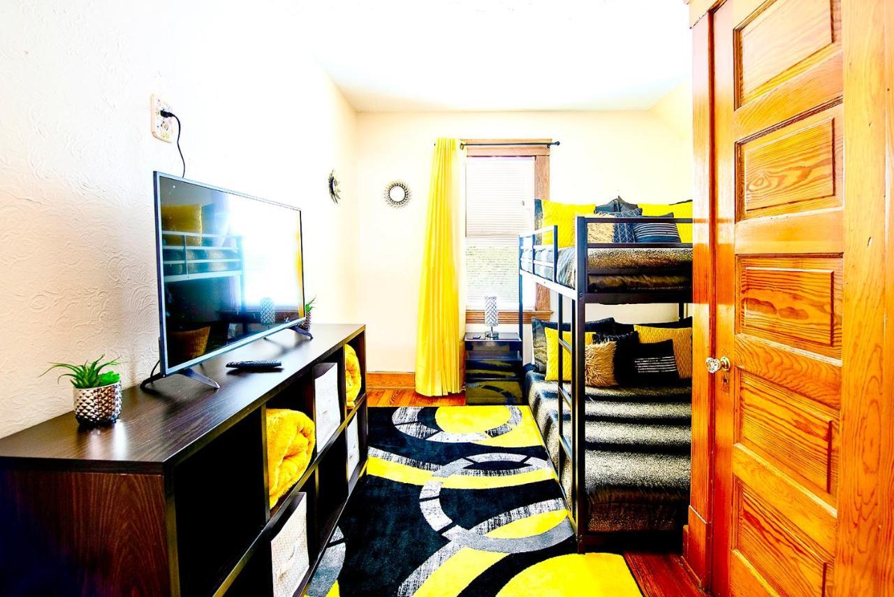 קליבלנד The Amber Retreat - Brooklyn Centre Comfort - Charming Space For Families, Couples & Business Travelers Near Downtown - With 300Mb Wifi, Parking & Self Check-In מראה חיצוני תמונה
